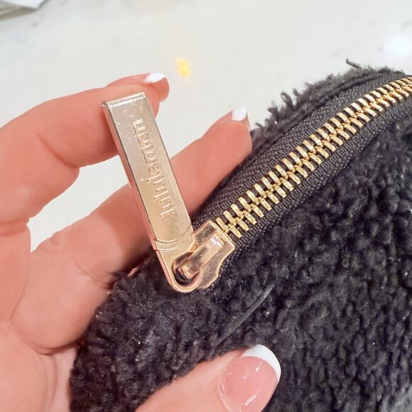 Lululemon Belt Bag Womens One Size Black Sherpa Fleece Crossbody Fanny Pack gold - Picture 9 of 11